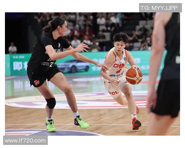 中国女篮战胜澳大利亚罗欣棫三分表现抢眼地板滑问题引发热议